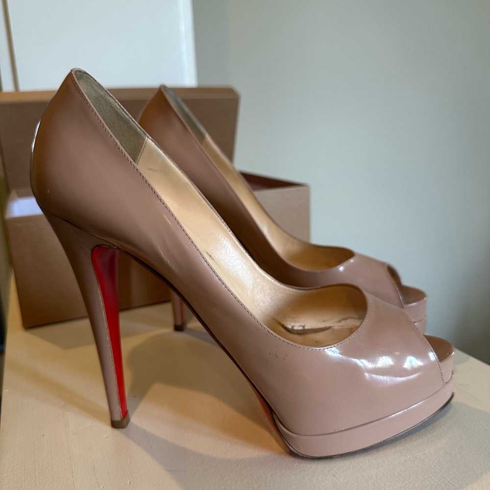Christian Louboutin - Picture 5 of 9